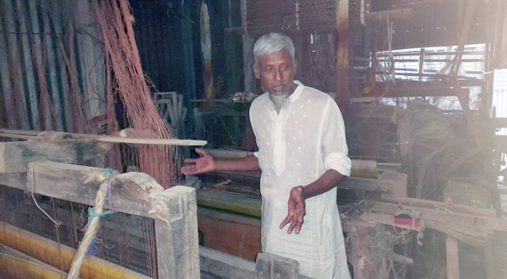 চল্লিশ বছরের তাঁতী কালাম এখন মুদি দোকানি